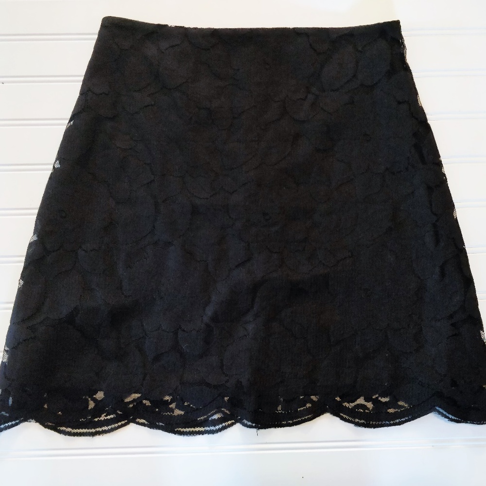 Black scalloped floral lace mini skirt